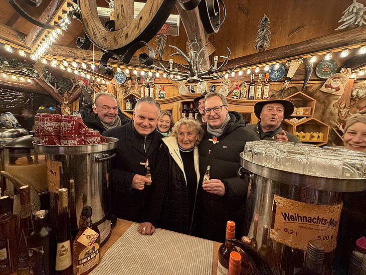 Eröffnung und Besuch der Standl mit Wirtschaftsreferent Dr. Christian Scharpf (©Foto: Martin Schmitz) 
